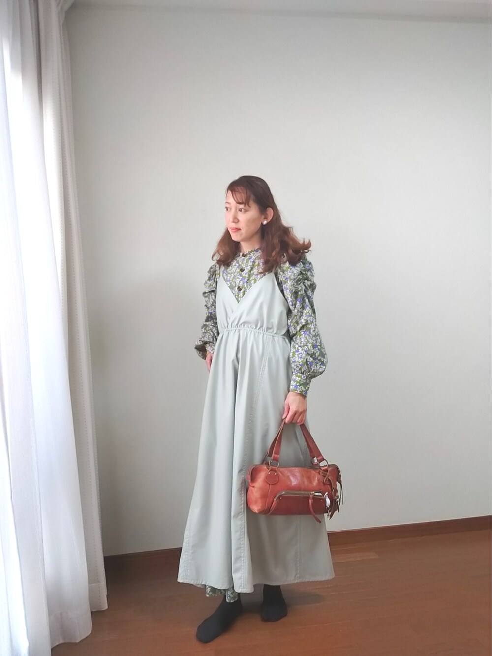 ブルー系のワンピース、グリーン系のワンピース、ピンク系のバレッタ/ヘアクリップを着用したレディースの冬コーディネートの2枚目の写真