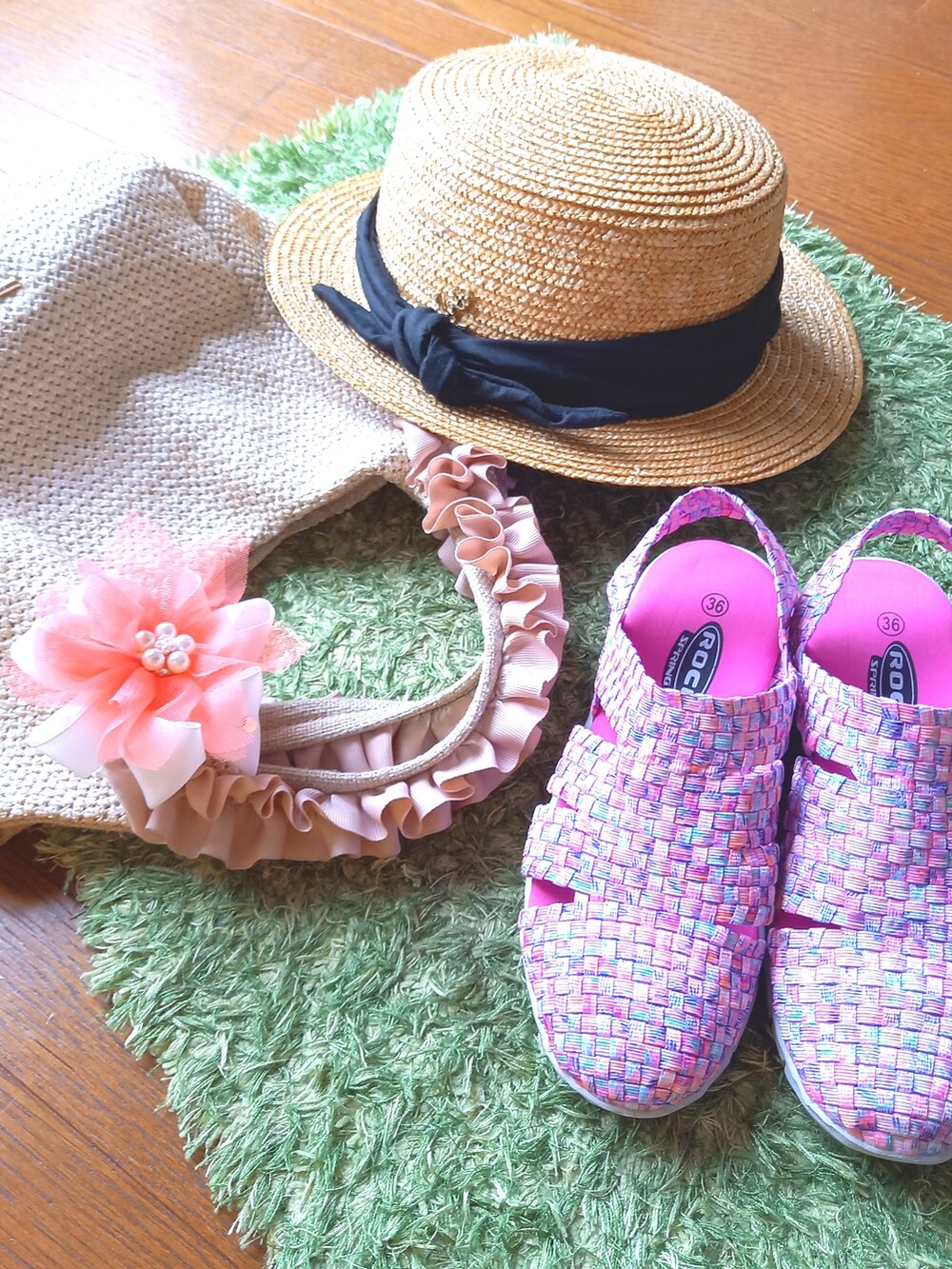 イエロー系のシャツ/ブラウス、イエロー系のパンツ、ベージュ系のかごバッグを着用したレディースの夏コーディネートの3枚目の写真