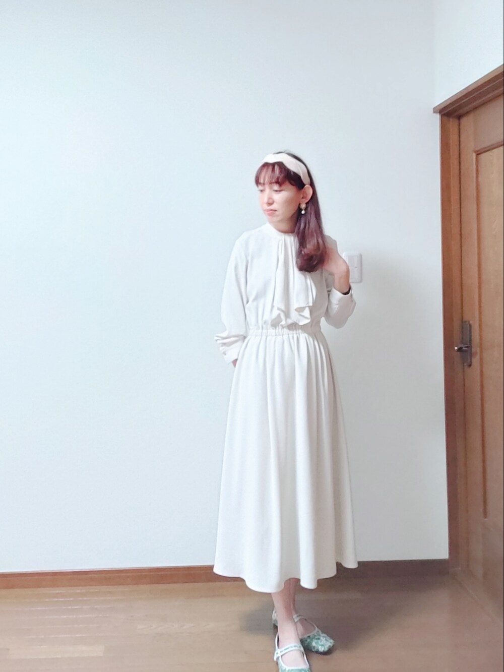 ブルー系のジャケット/アウター、ホワイト系のワンピース、ブラック系のトートバッグを着用したキッズの春コーディネートの3枚目の写真