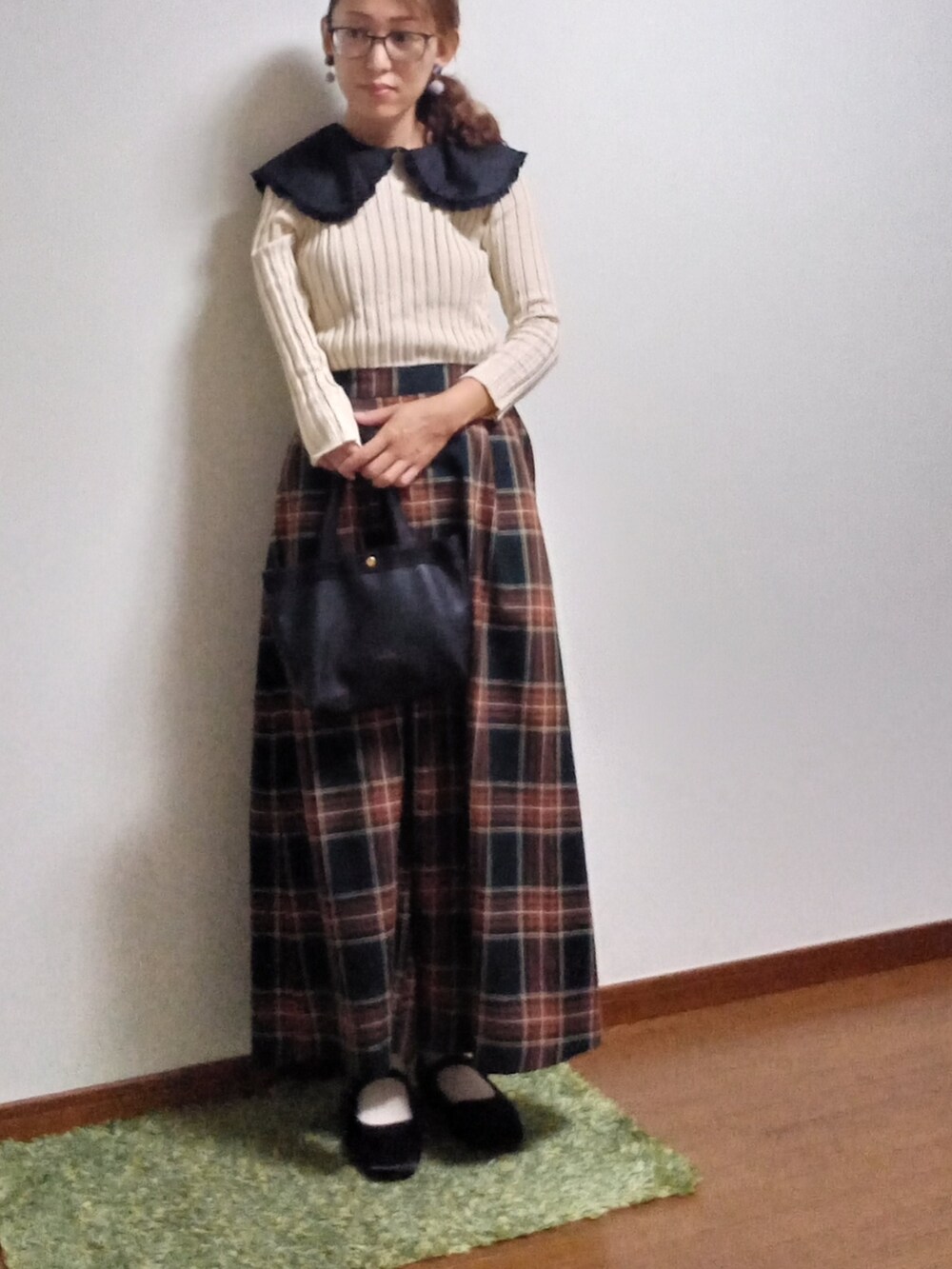 ベージュ系のニット/セーター、ブラック系のTシャツ/カットソー、ブラック系のトートバッグを着用したレディースの秋コーディネートの4枚目の写真