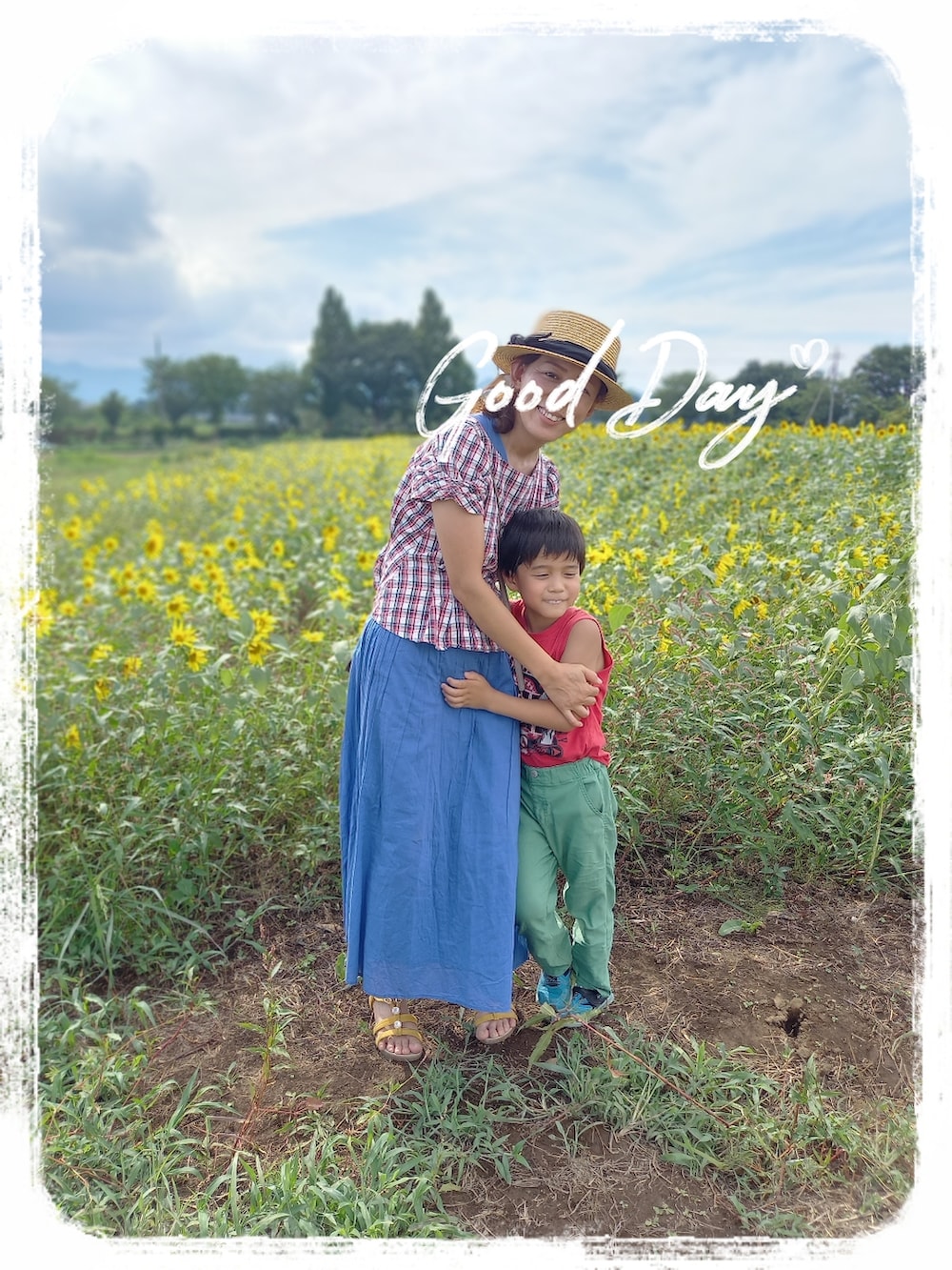レッド系のシャツ/ブラウス、ブルー系のワンピース、ブルー系のTシャツ/カットソーを着用したキッズの夏コーディネートの2枚目の写真