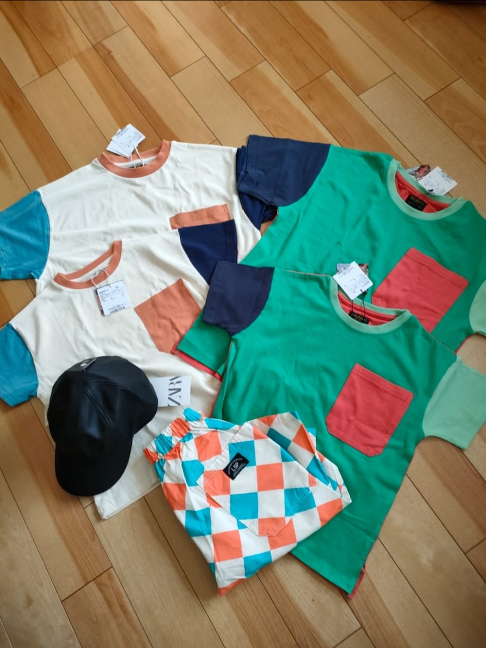 その他のその他パンツ、ホワイト系のTシャツ/カットソーを着用したキッズの夏コーディネートの2枚目の写真