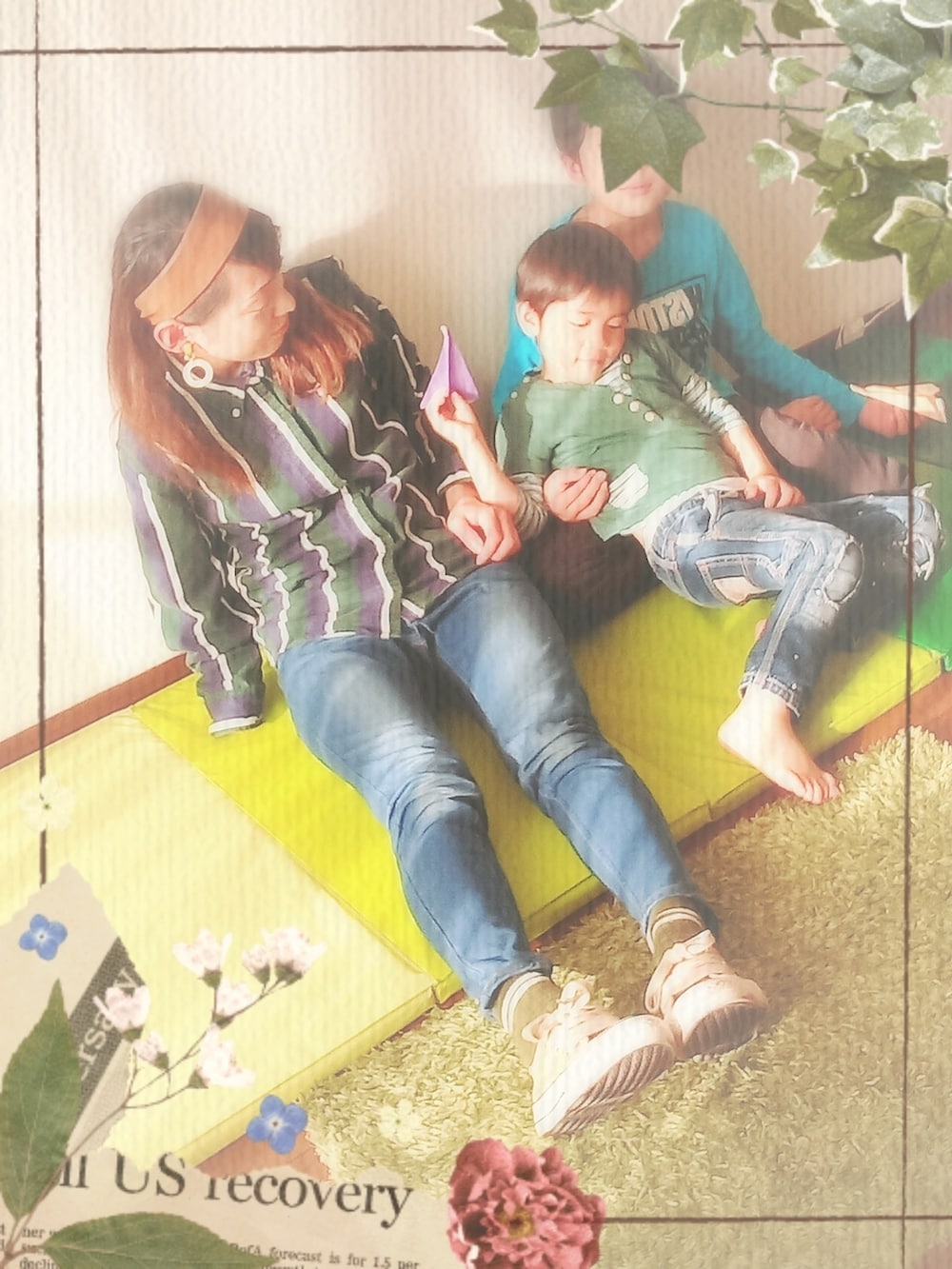 グリーン系のシャツ/ブラウス、ブラウン系のローファー、ブラウン系のヘアバンドを着用したレディースの秋コーディネートの4枚目の写真