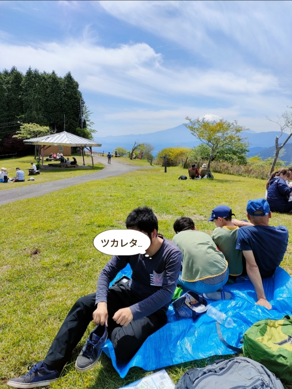 ホワイト系のシャツ/ブラウス、ブラック系のサロペット/オーバーオール、ブラック系のバックパック/リュックを着用したレディースの春コーディネートの4枚目の写真