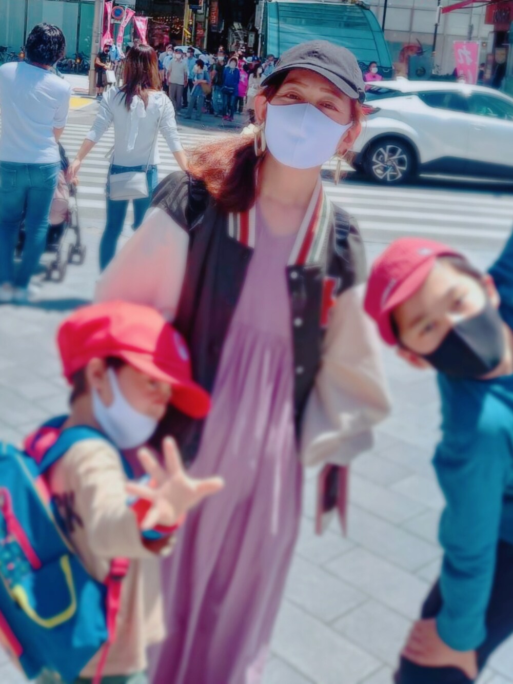 パープル系のワンピース、グリーン系のスタジャン、ブラック系のスニーカーを着用したレディースの夏コーディネートの3枚目の写真