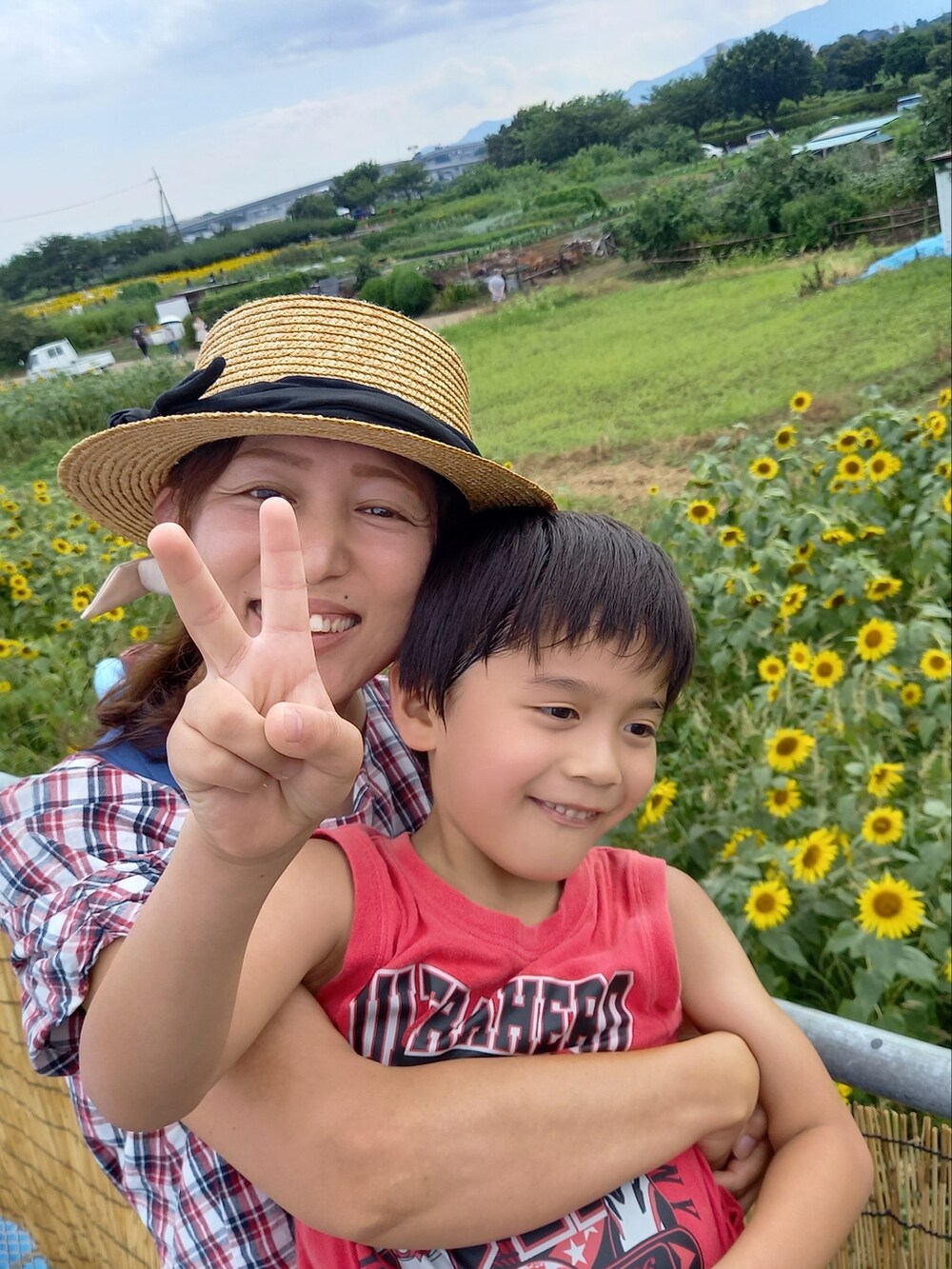 レッド系のシャツ/ブラウス、ブルー系のワンピース、ブルー系のTシャツ/カットソーを着用したキッズの夏コーディネートの4枚目の写真