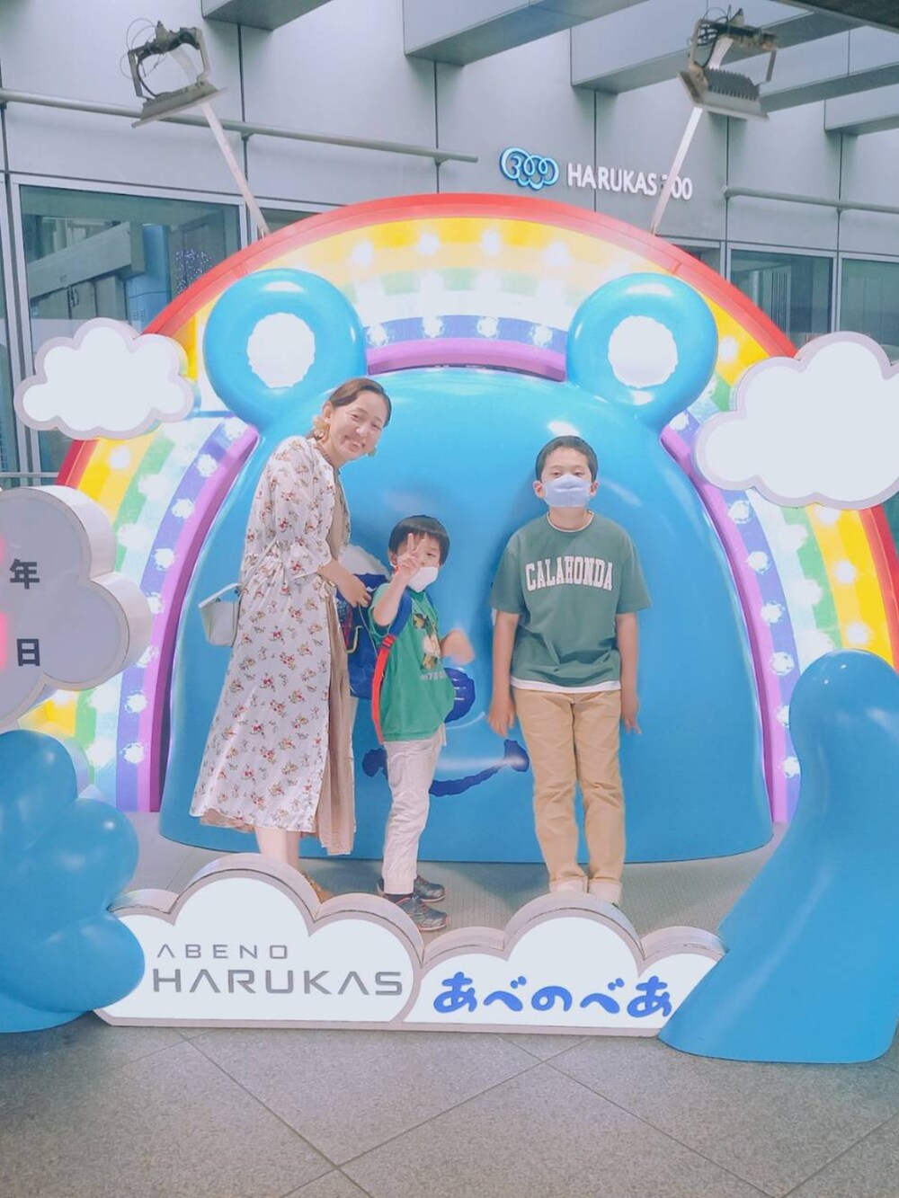 ブラウン系のワンピース、その他のシャツワンピース、イエロー系のサンダルを着用したレディースの夏コーディネートの4枚目の写真