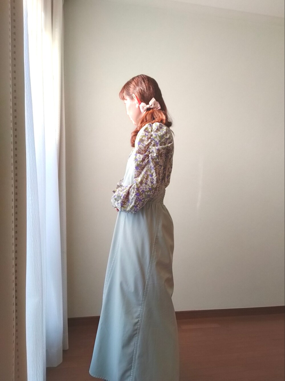 ブルー系のワンピース、グリーン系のワンピース、ピンク系のバレッタ/ヘアクリップを着用したレディースの冬コーディネートの3枚目の写真