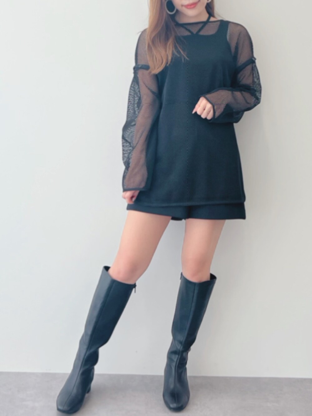 グリーン系のブーツ、ブラック系のTシャツ/カットソー、ブラック系のその他パンツを着用したレディースの春コーディネートの2枚目の写真