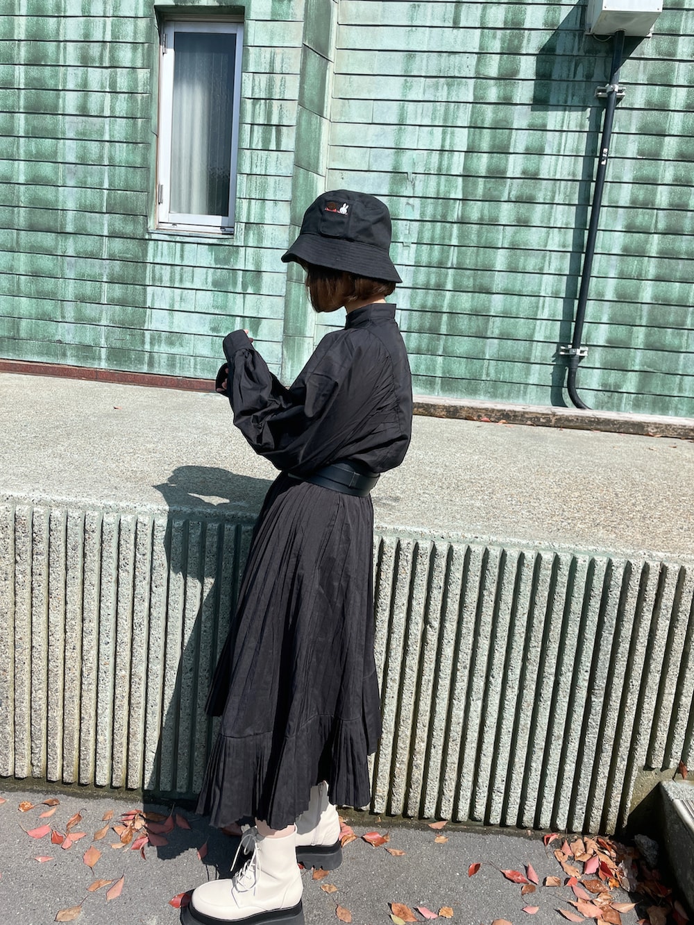 ブラック系のシャツ/ブラウス、ホワイト系のブーツ、ブラック系のハットを着用したレディースの春コーディネートの2枚目の写真