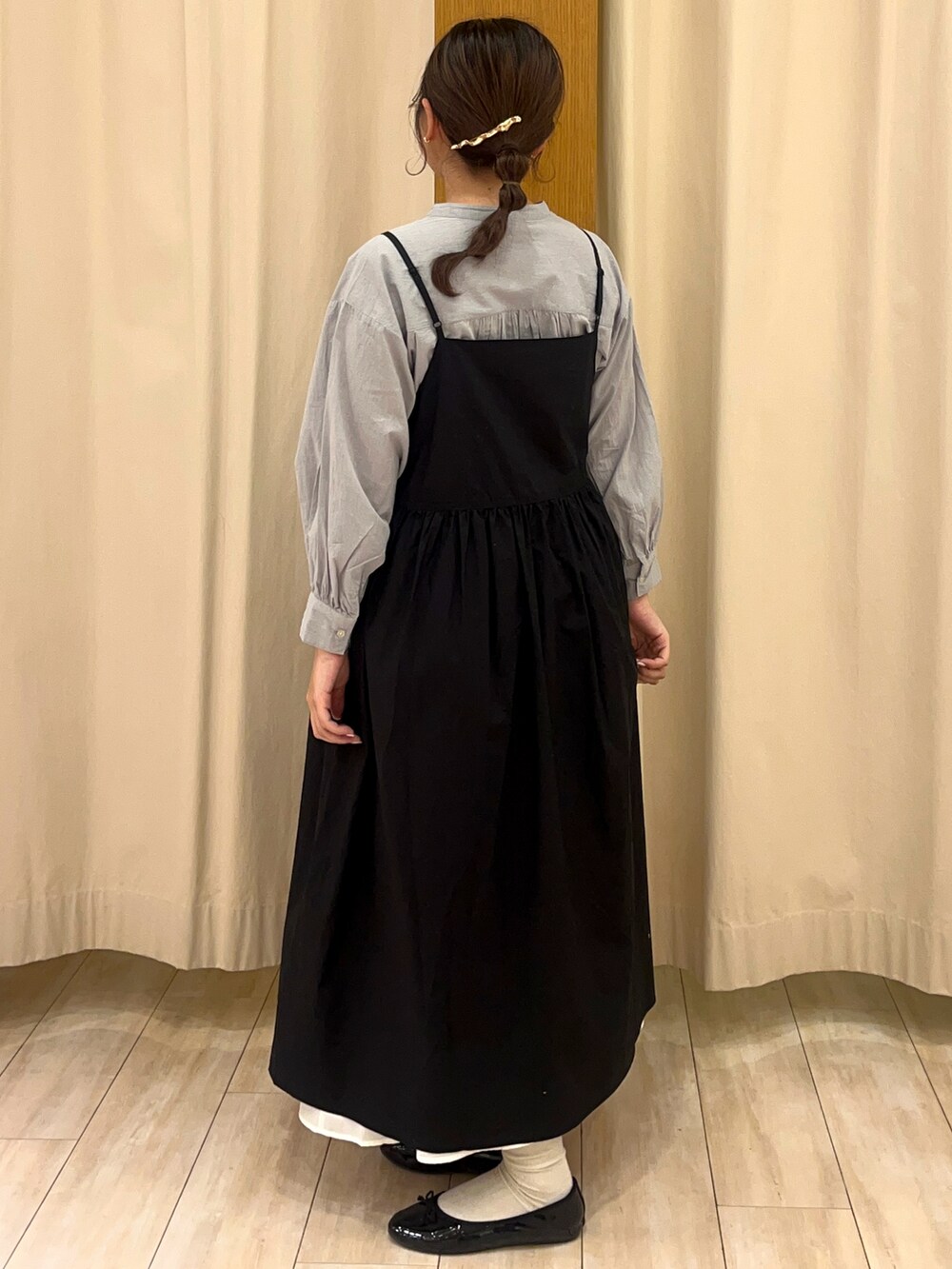 ブラック系のワンピース、ホワイト系のシャツ/ブラウスを着用したレディースの春コーディネートの3枚目の写真