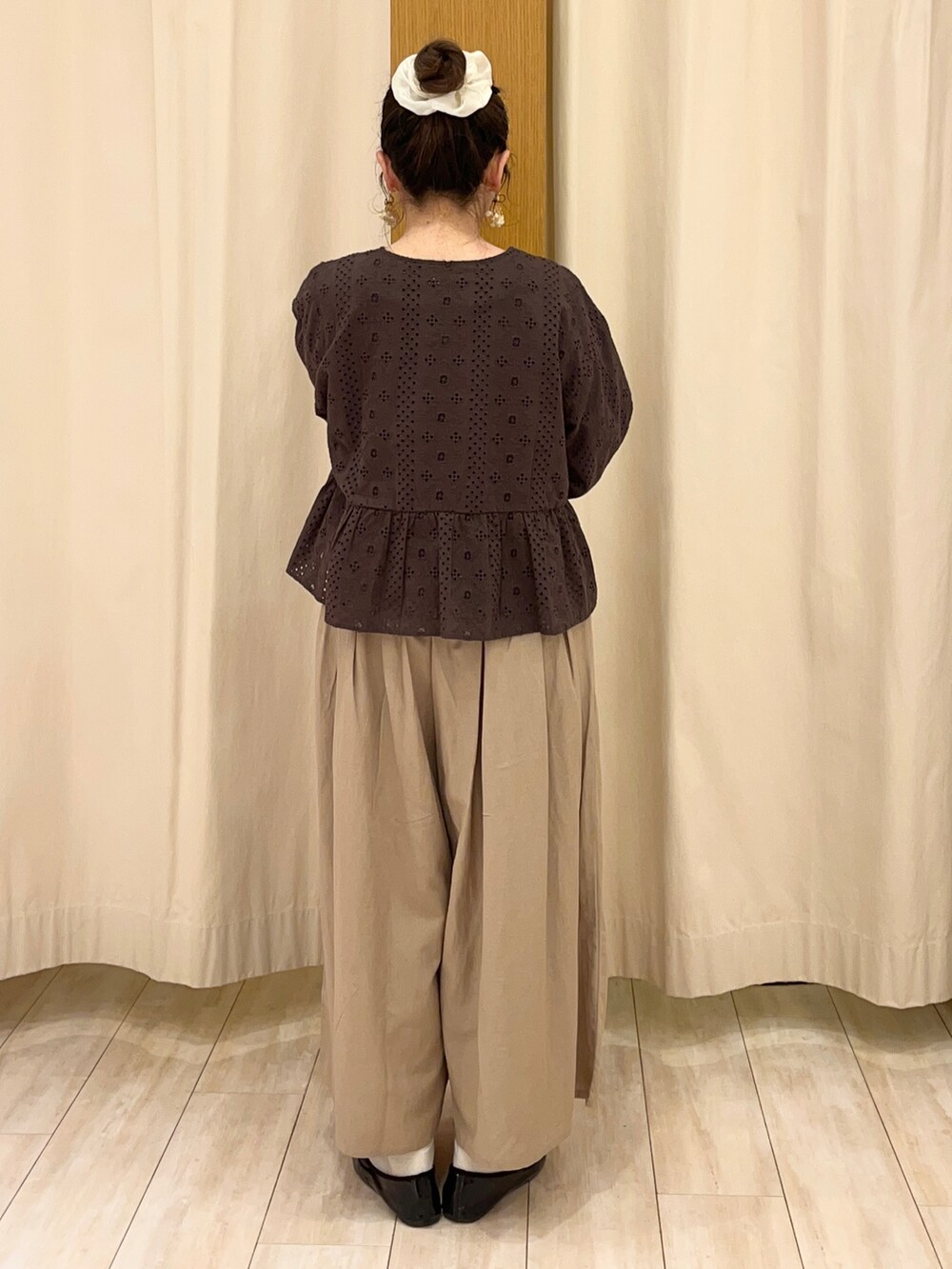 ベージュ系のその他パンツ、ブラウン系のノーカラージャケットを着用したレディースの春コーディネートの4枚目の写真