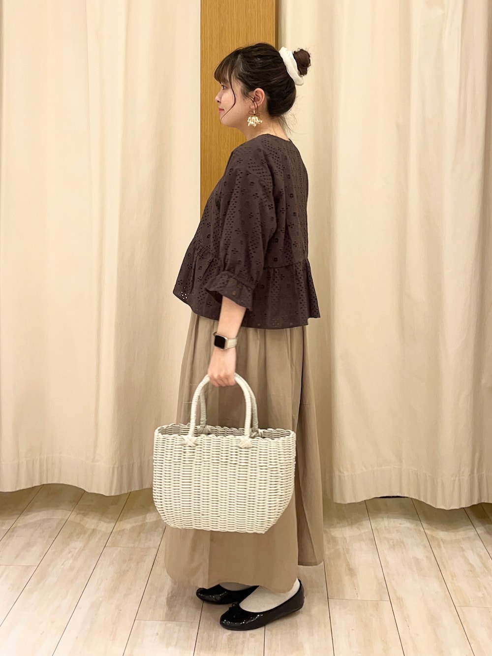 ベージュ系のその他パンツ、ブラウン系のノーカラージャケットを着用したレディースの春コーディネートの3枚目の写真