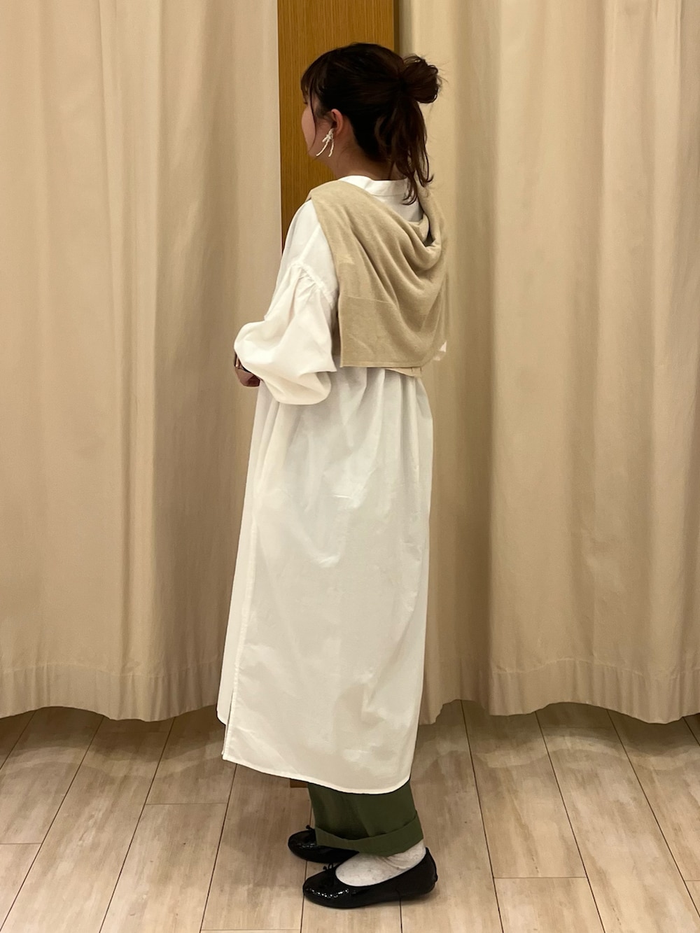 ホワイト系のワンピース、グリーン系のその他パンツを着用したレディースの春コーディネートの2枚目の写真