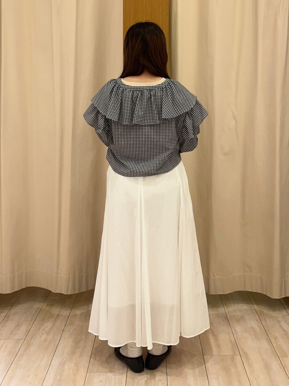 ブルー系のスカート、イエロー系のシャツ/ブラウスを着用したレディースの春コーディネートの3枚目の写真