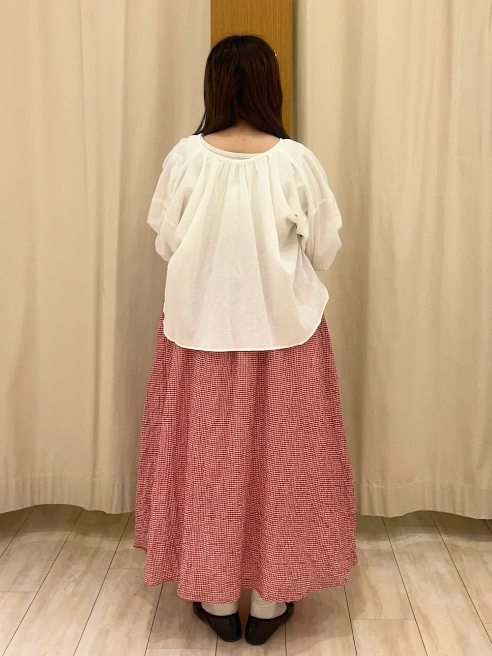 ホワイト系のシャツ/ブラウス、レッド系のワンピース、ホワイト系のスカートを着用したレディースの春コーディネートの3枚目の写真