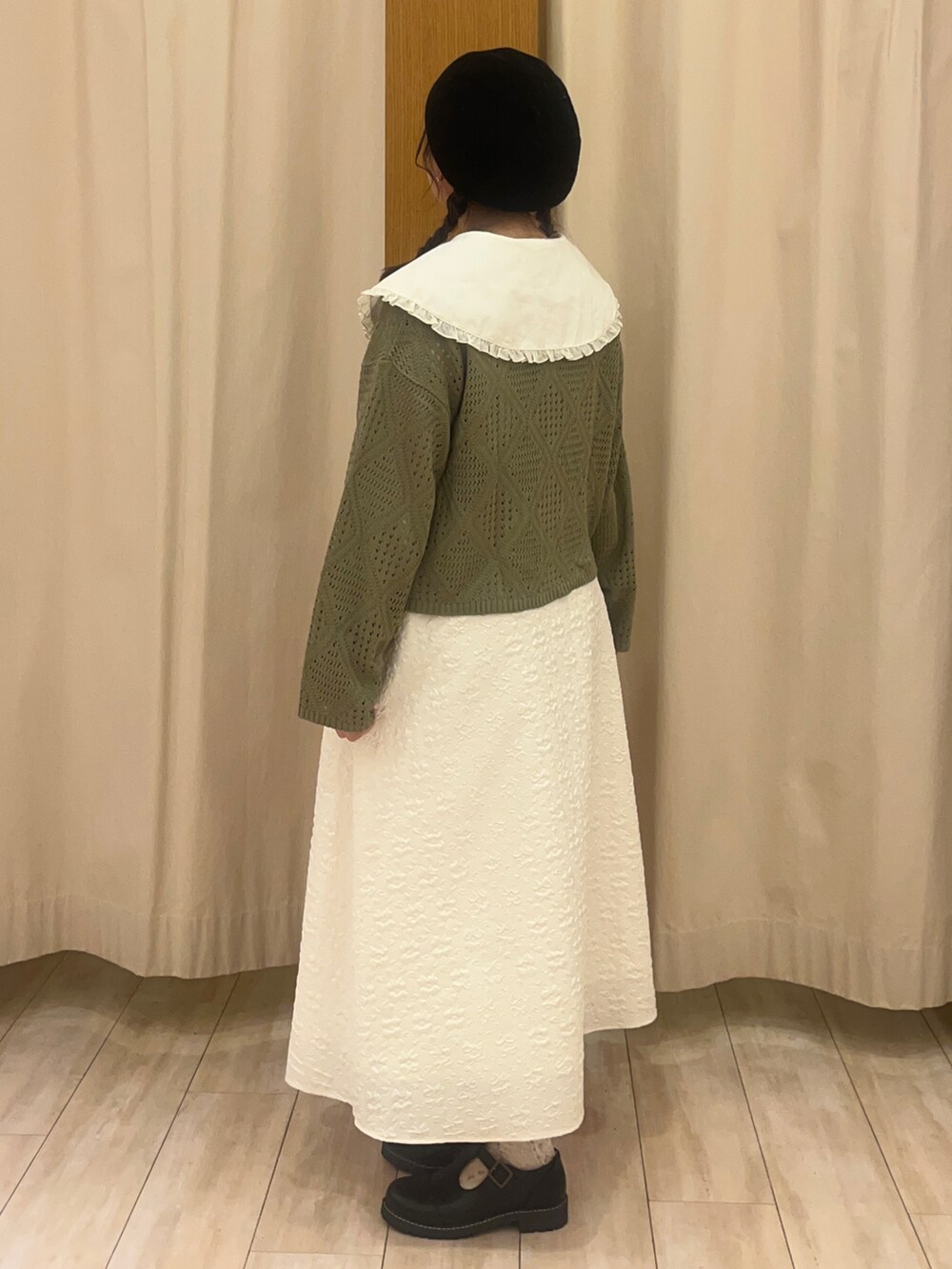 ブラック系のその他シューズ、ホワイト系のスカート、グリーン系のカーディガン/ボレロを着用したレディースの春コーディネートの4枚目の写真