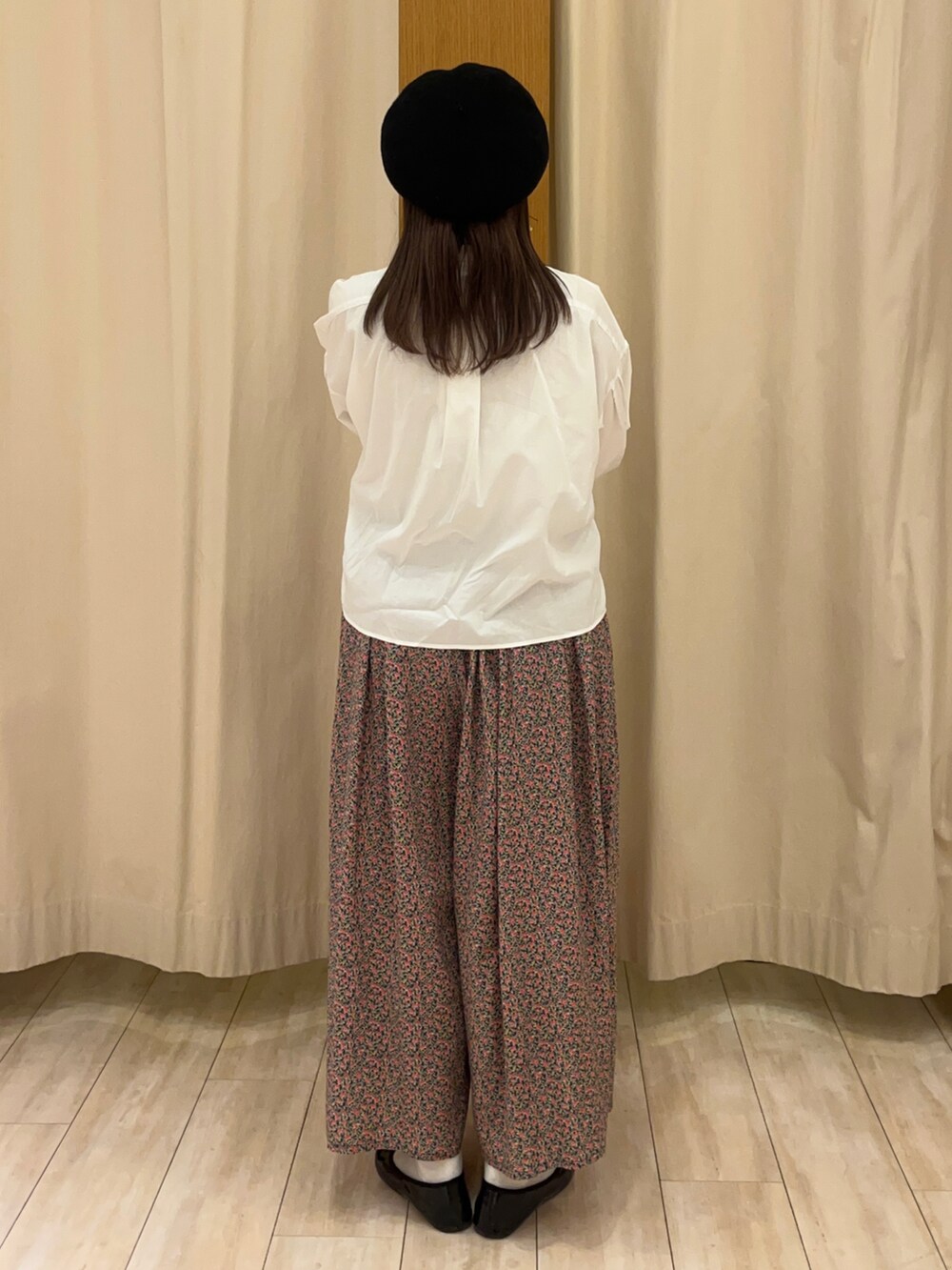 ホワイト系のシャツ/ブラウス、ピンク系のその他パンツを着用したレディースの春コーディネートの3枚目の写真