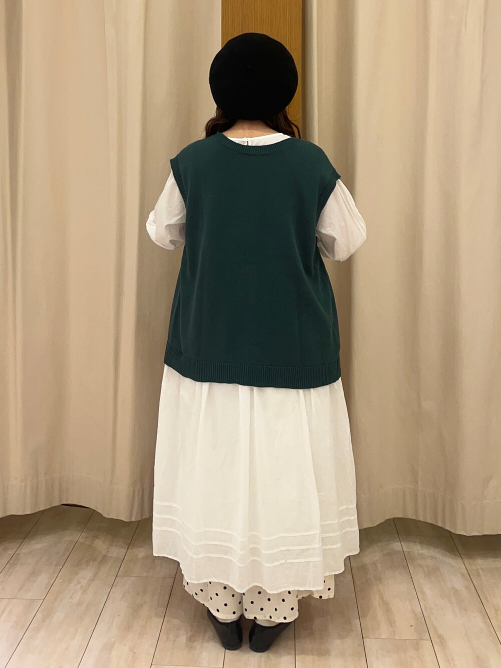 グリーン系のブルゾン、ホワイト系のその他パンツ、ホワイト系のワンピースを着用したレディースの春コーディネートの3枚目の写真