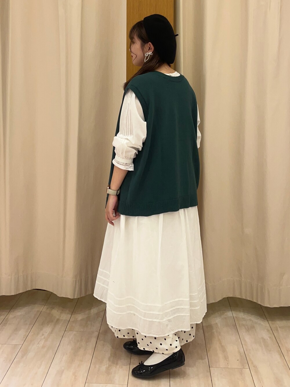 グリーン系のブルゾン、ホワイト系のその他パンツ、ホワイト系のワンピースを着用したレディースの春コーディネートの2枚目の写真