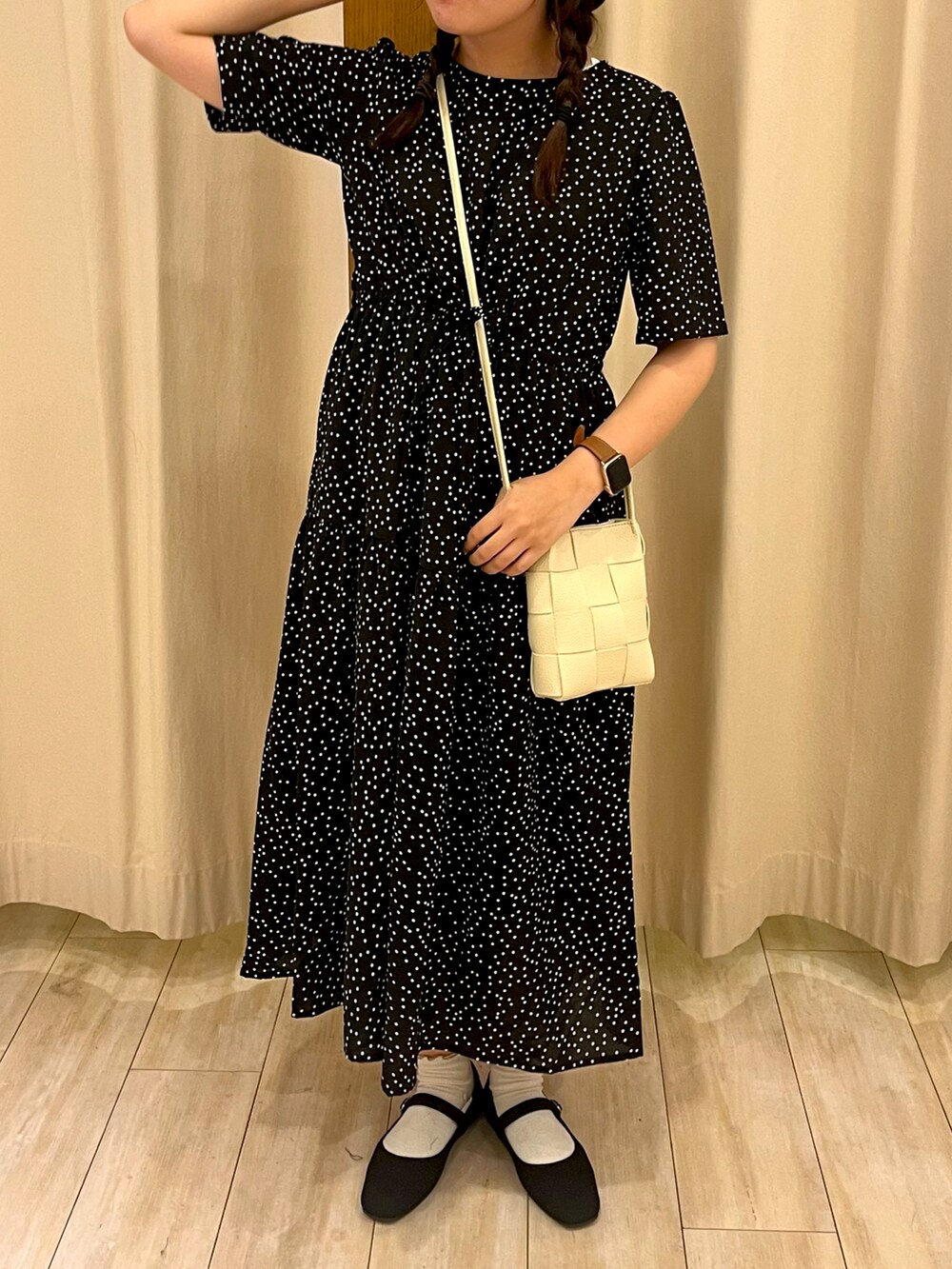 ブラック系のワンピース、ホワイト系のショルダーバッグを着用したレディースの夏コーディネートの2枚目の写真