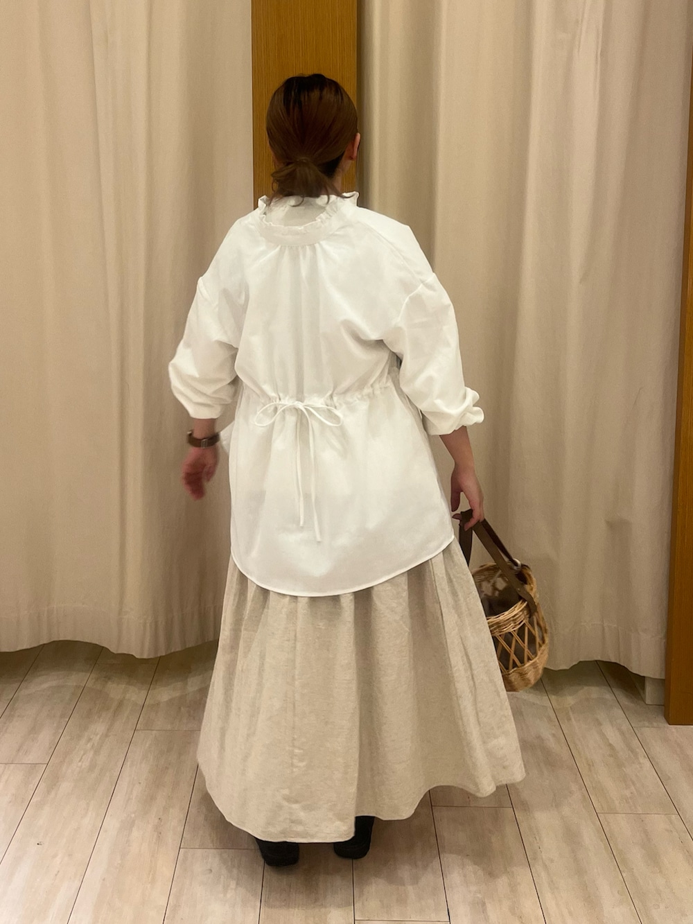 ホワイト系のシャツ/ブラウス、ホワイト系のTシャツ/カットソー、ベージュ系のスカートを着用したレディースの冬コーディネートの2枚目の写真