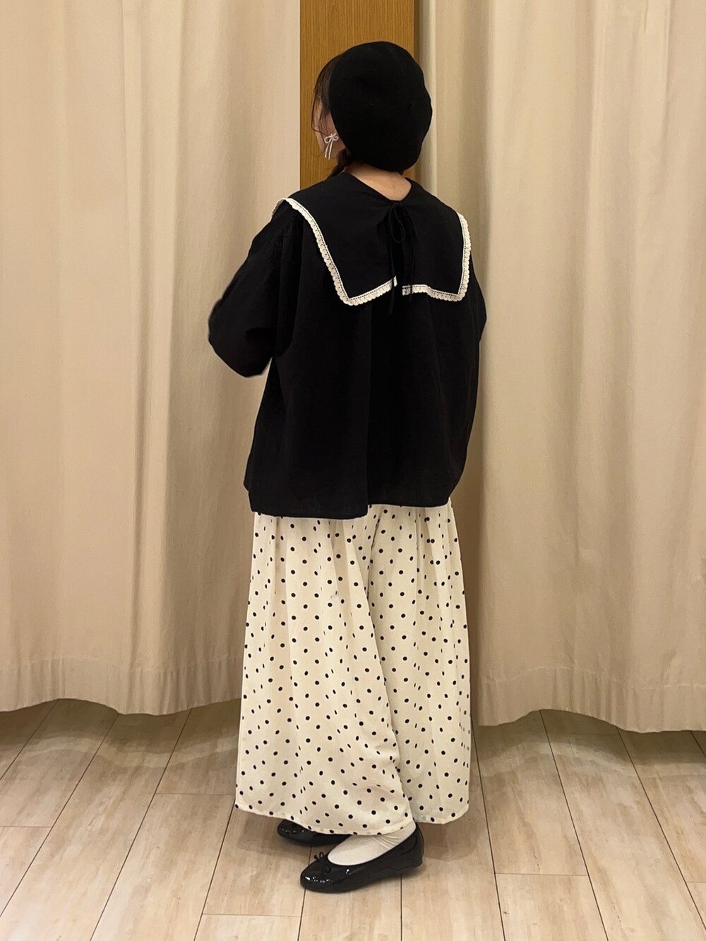 ブラック系のシャツ/ブラウス、ホワイト系のその他パンツを着用したレディースの春コーディネートの2枚目の写真