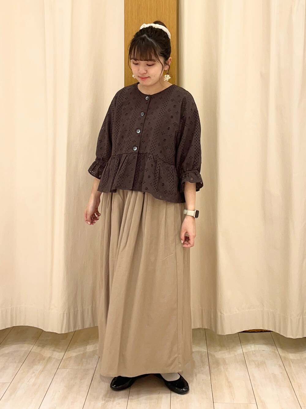 ベージュ系のその他パンツ、ブラウン系のノーカラージャケットを着用したレディースの春コーディネートの2枚目の写真