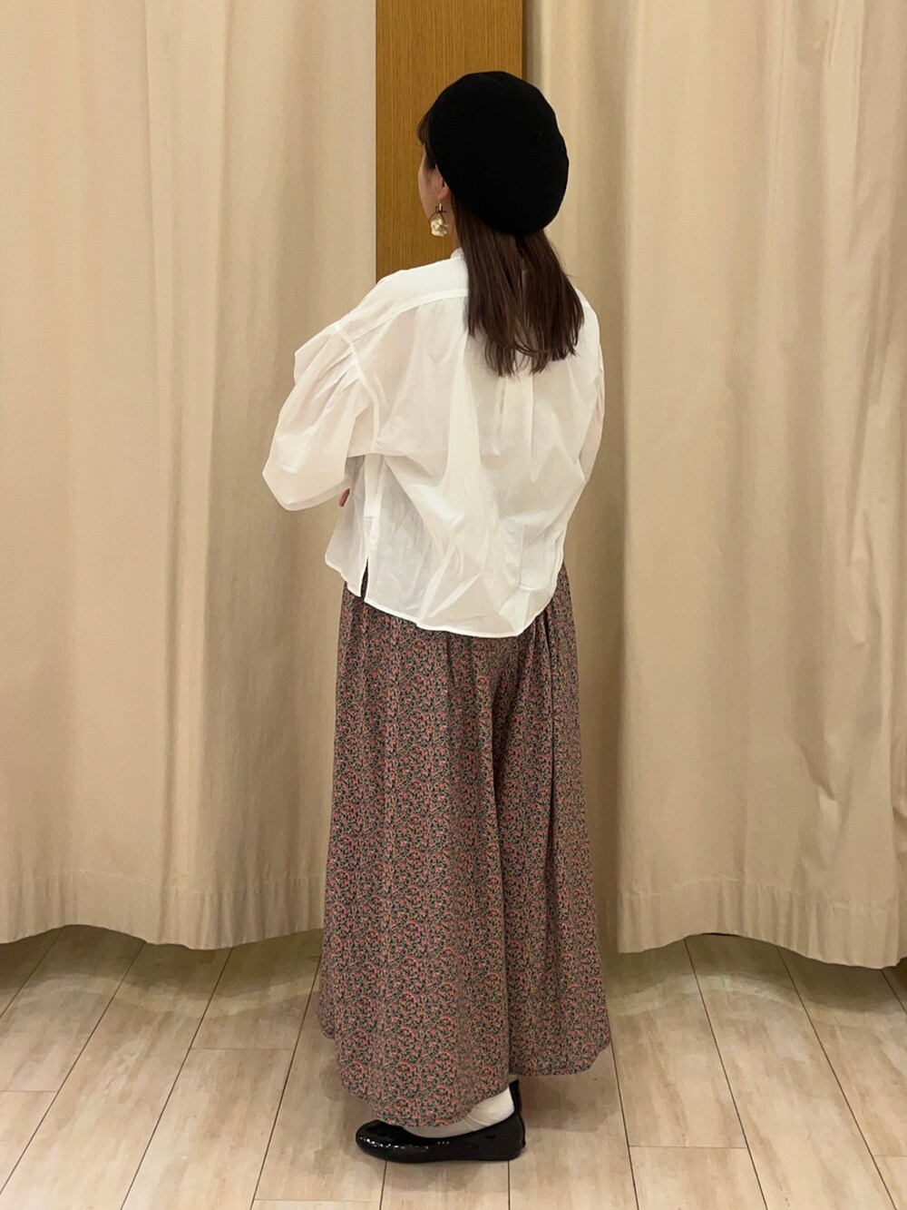 ホワイト系のシャツ/ブラウス、ピンク系のその他パンツを着用したレディースの春コーディネートの2枚目の写真