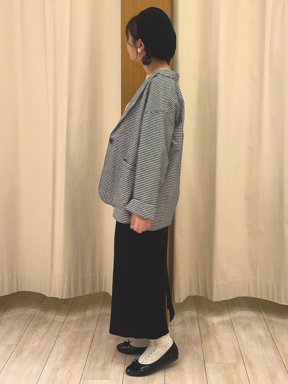 イエロー系のスカート、ブラック系のノーカラージャケット、グレー系のTシャツ/カットソーを着用したレディースの春コーディネートの2枚目の写真