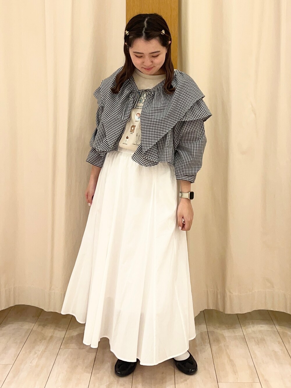 ブルー系のスカート、イエロー系のシャツ/ブラウスを着用したレディースの春コーディネートの2枚目の写真