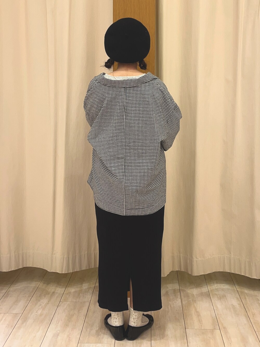 イエロー系のスカート、ブラック系のノーカラージャケット、グレー系のTシャツ/カットソーを着用したレディースの春コーディネートの3枚目の写真