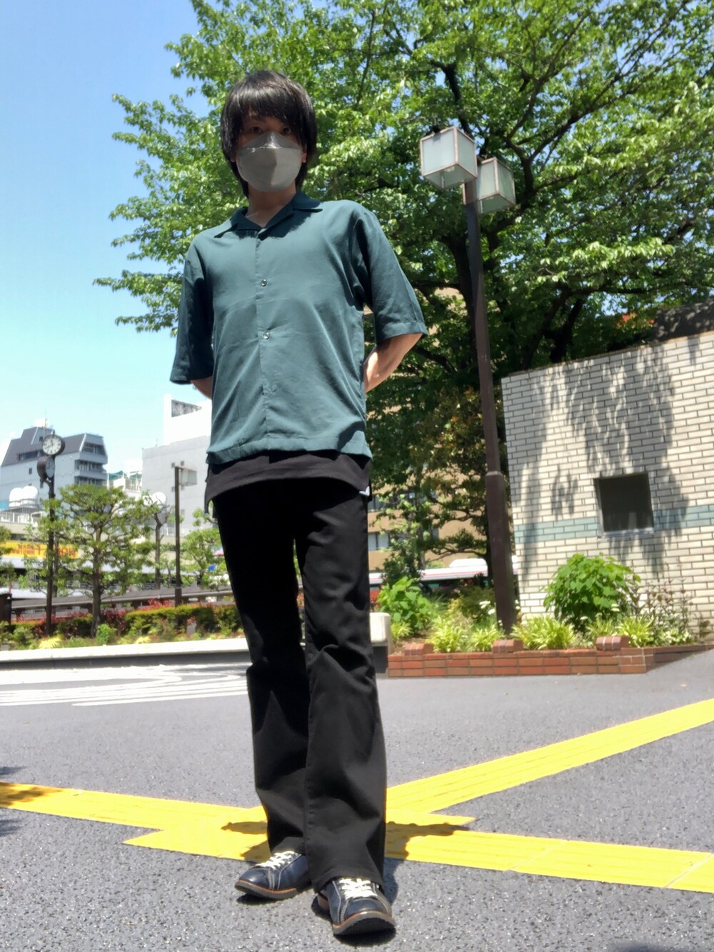 ブラック系のタンクトップ、グリーン系のシャツ/ブラウス、ブラック系のデニムパンツを着用したメンズの春コーディネートの2枚目の写真