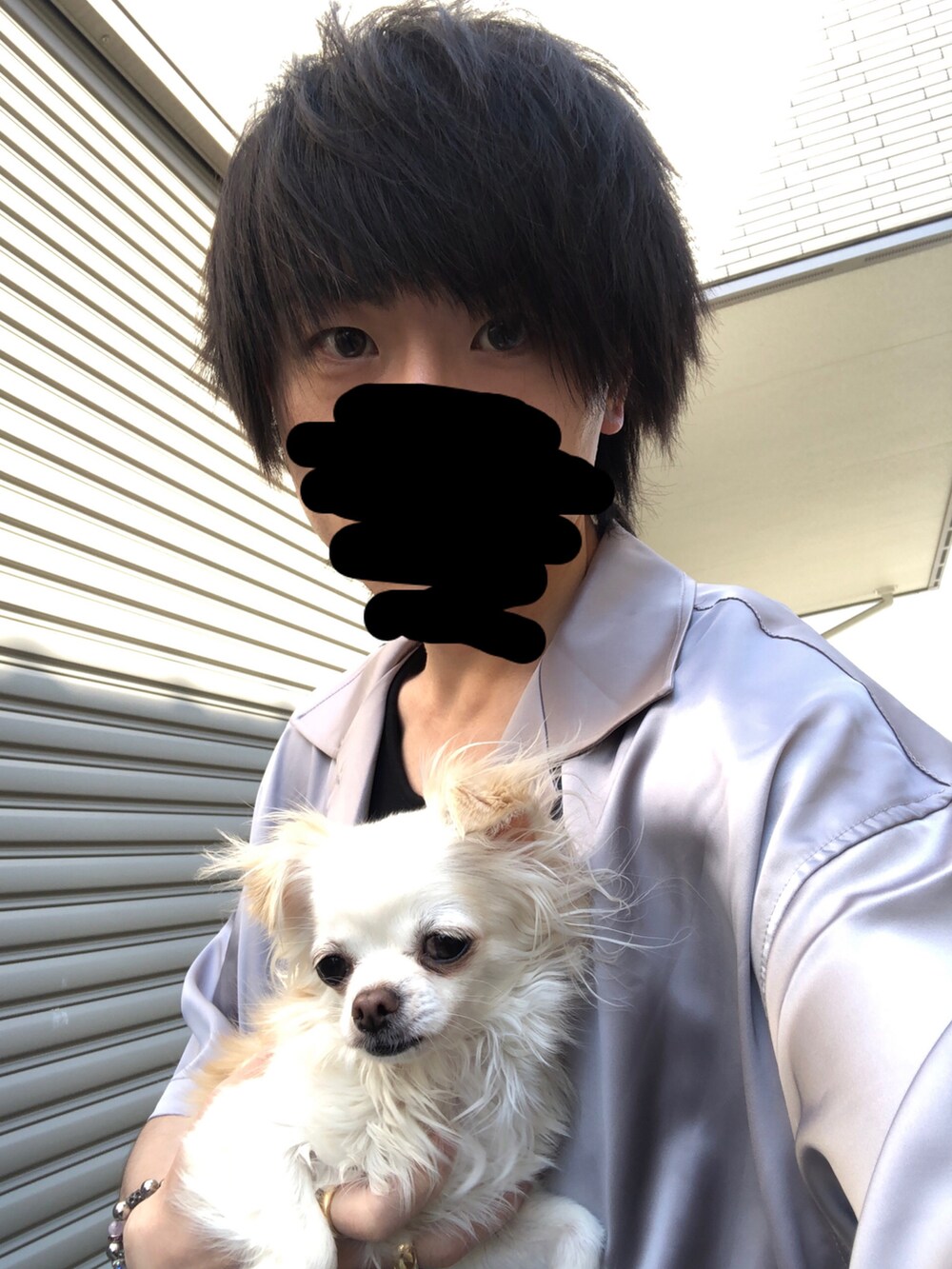 シルバー系のシャツ/ブラウス、ブラック系のタンクトップ、ブラック系のパンツを着用したメンズの春コーディネートの4枚目の写真