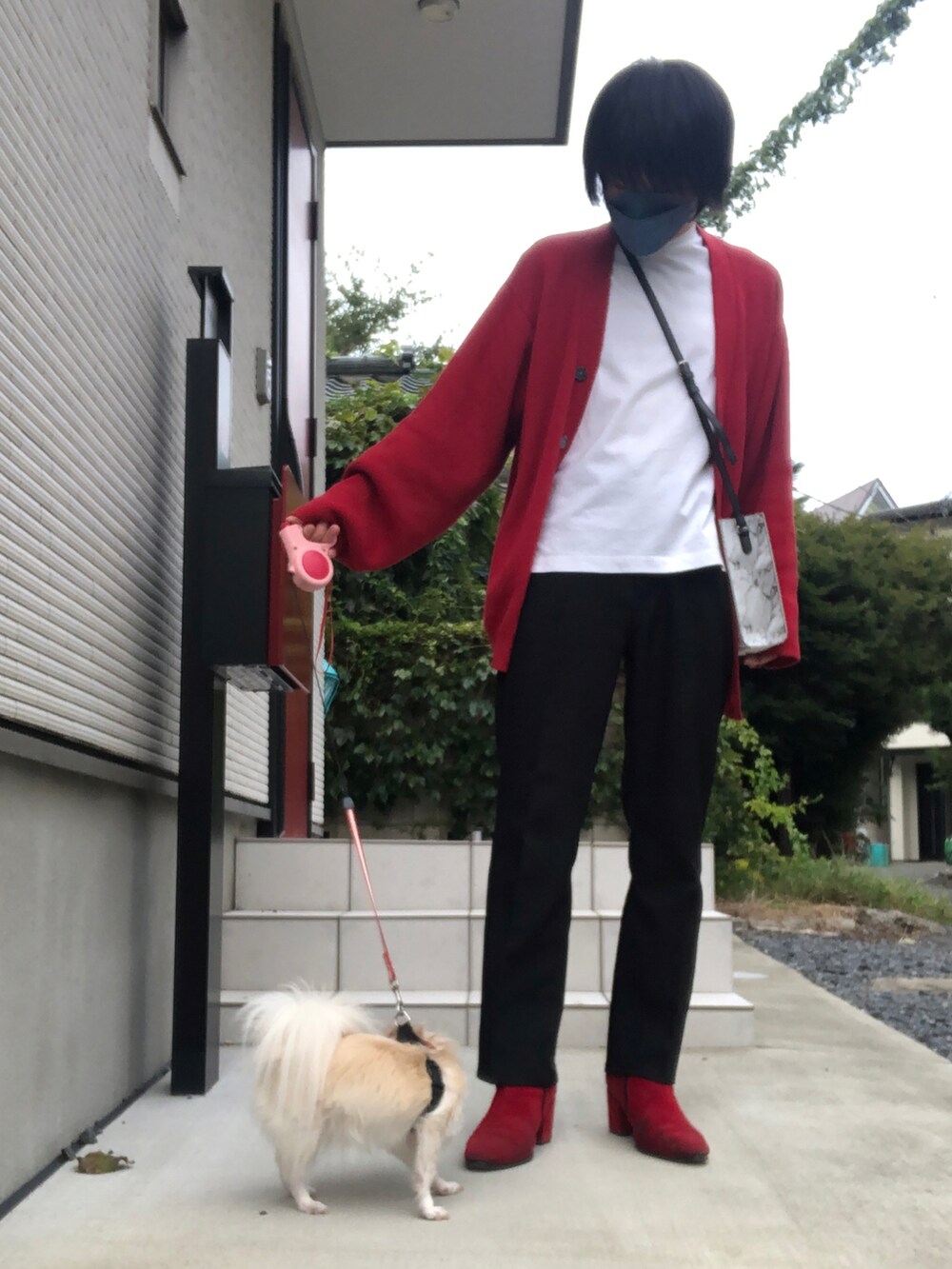 レッド系のカーディガン/ボレロ、ホワイト系のTシャツ/カットソー、ブラック系のパンツを着用したメンズの秋コーディネートの2枚目の写真