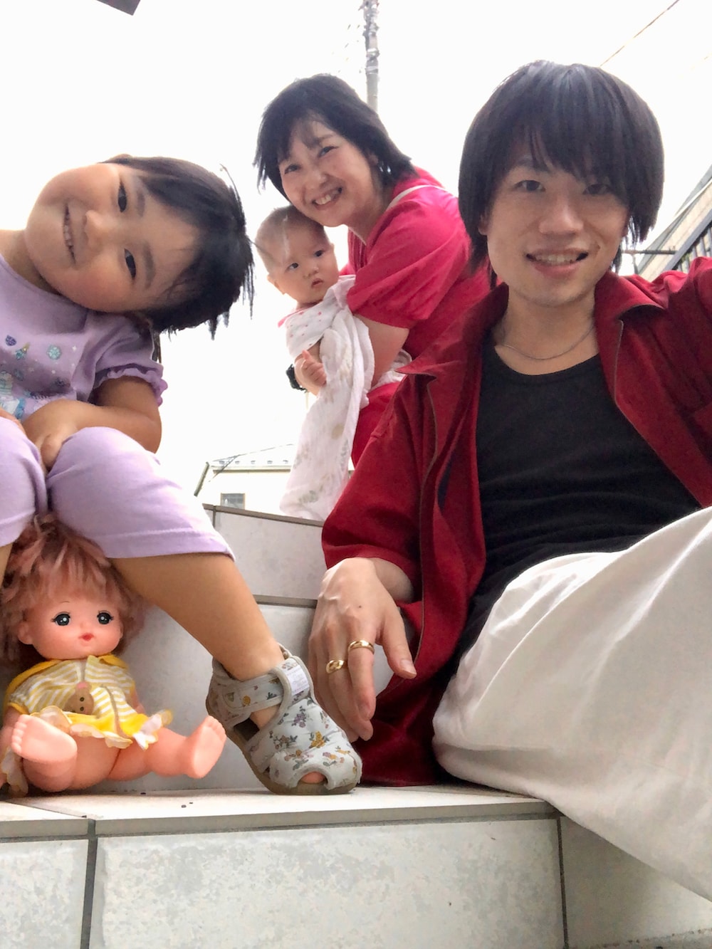 レッド系のシャツ/ブラウス、ブラック系のタンクトップ、ブラック系のデニムパンツを着用したメンズの夏コーディネートの2枚目の写真