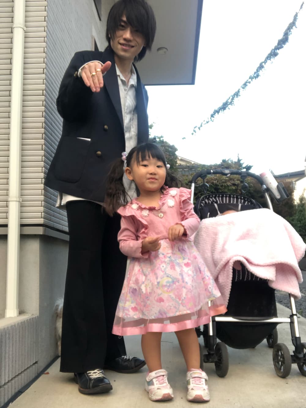 ホワイト系のシャツ/ブラウス、ホワイト系のタンクトップ、ブラック系のスラックスを着用したメンズの秋コーディネートの2枚目の写真