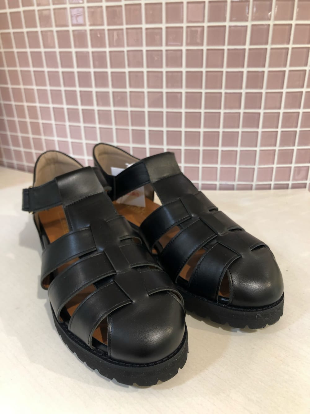 ホワイト系のTシャツ/カットソー、レッド系のスラックス、ブラック系のサンダルを着用したメンズの夏コーディネートの4枚目の写真