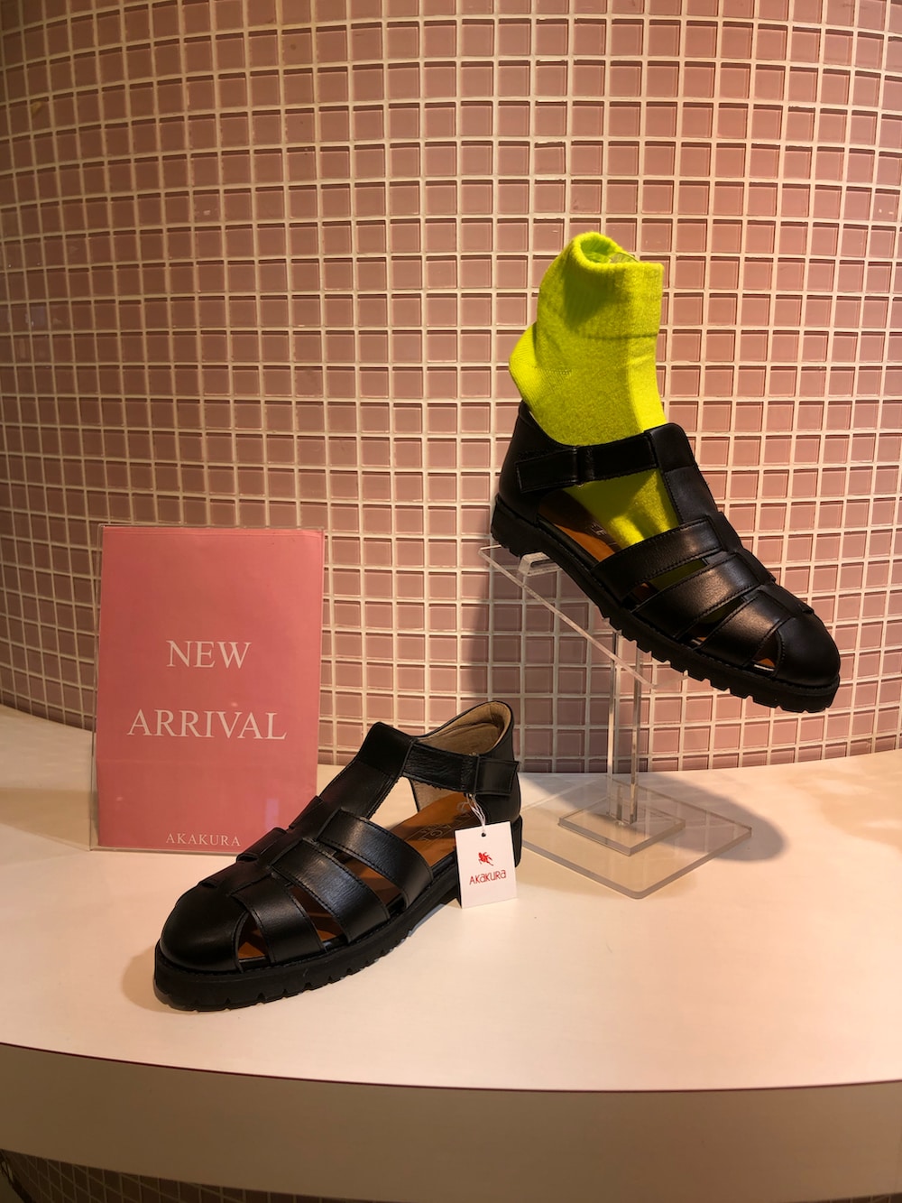 ホワイト系のTシャツ/カットソー、レッド系のスラックス、ブラック系のサンダルを着用したメンズの夏コーディネートの3枚目の写真