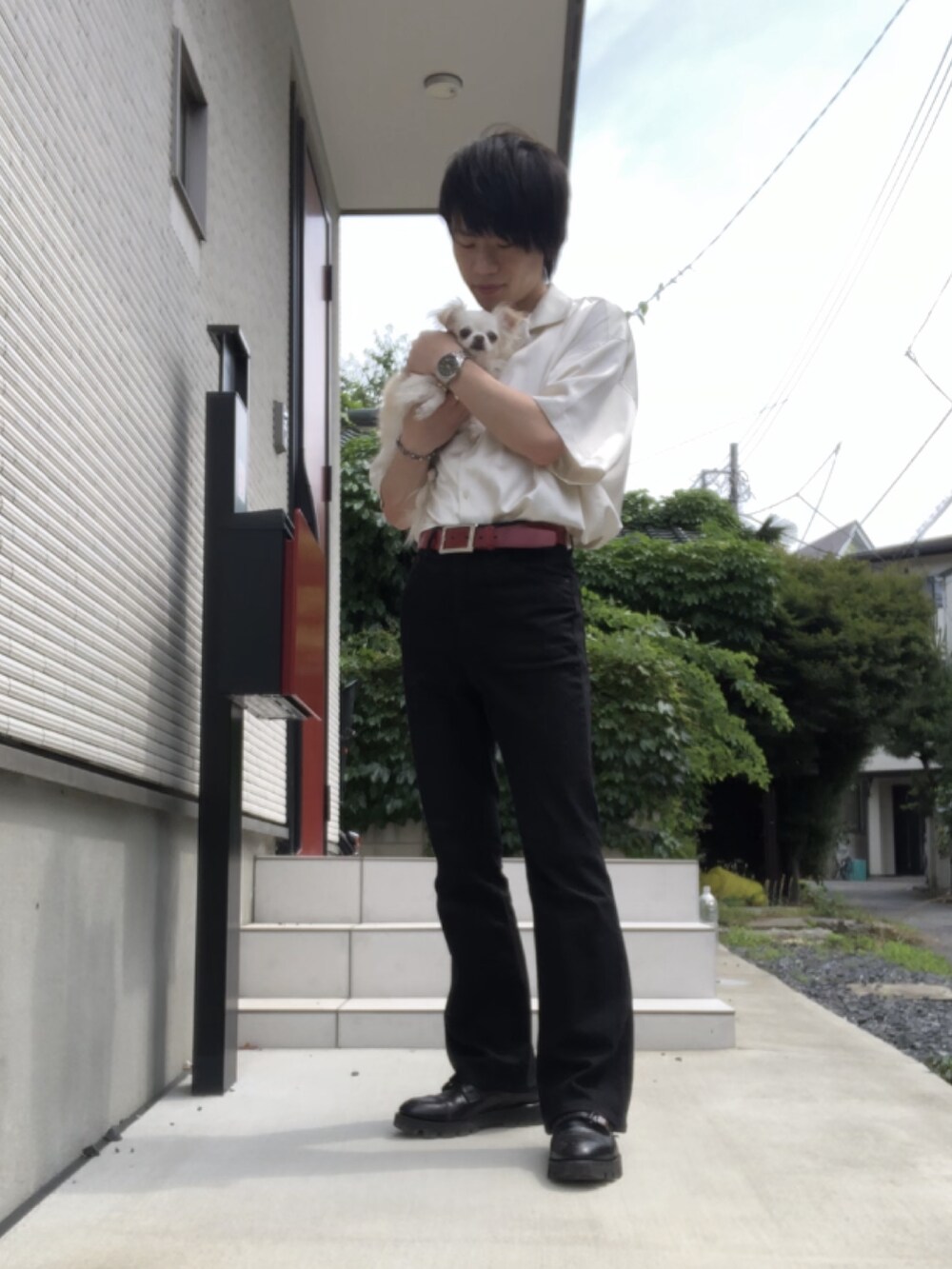 ホワイト系のシャツ/ブラウス、ブラック系のデニムパンツ、ブラック系のシューズを着用したメンズの夏コーディネートの2枚目の写真