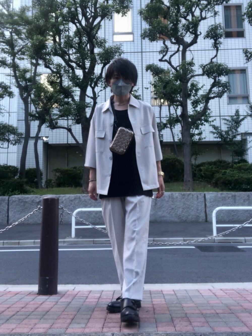 ゴールド系のバッグ、ブラック系のタンクトップ、グレー系のシャツ/ブラウスを着用したメンズの夏コーディネートの2枚目の写真