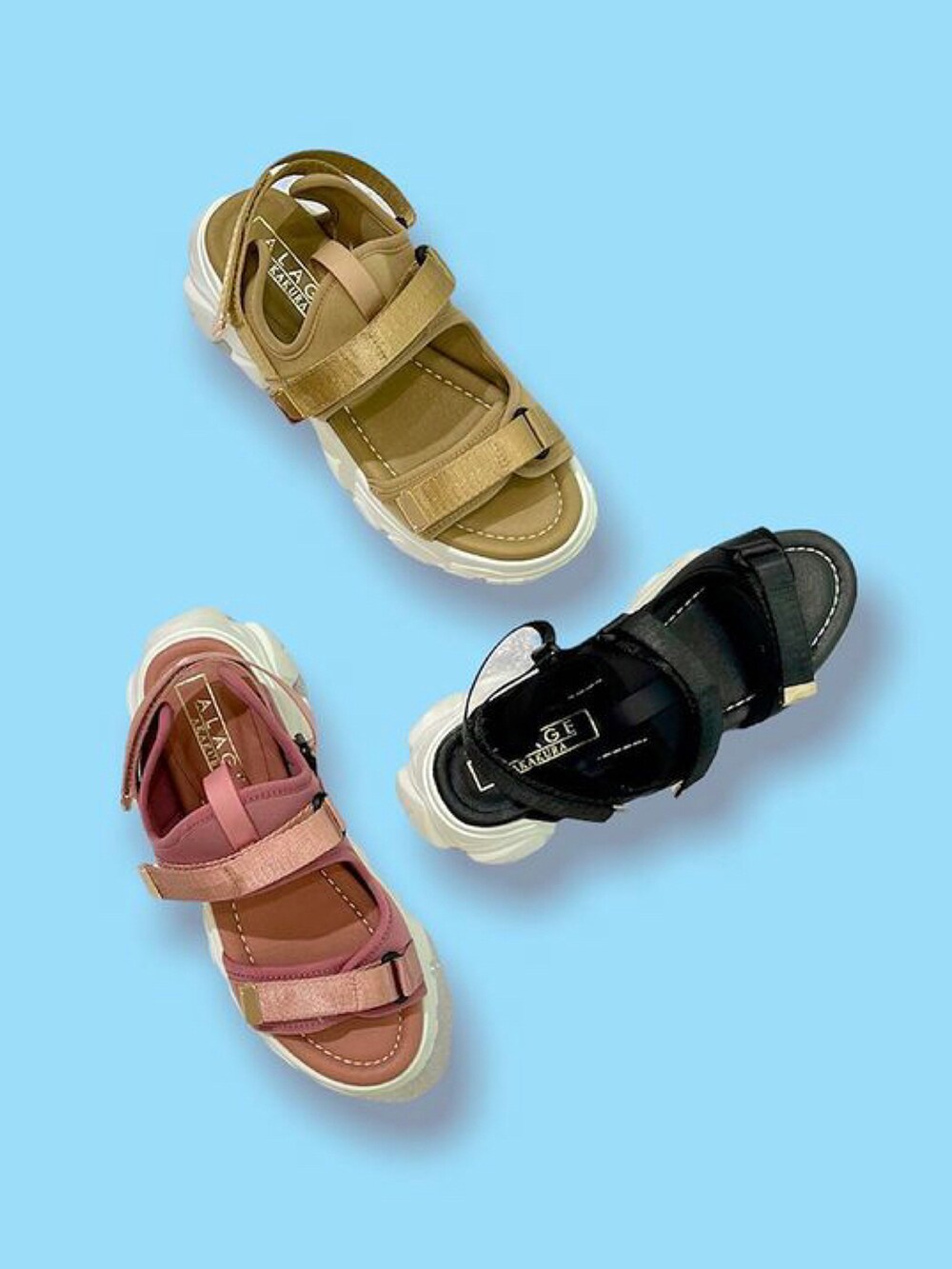 ホワイト系のバッグ、ブラック系のサンダル、ブラック系のデニムパンツを着用したメンズの夏コーディネートの5枚目の写真