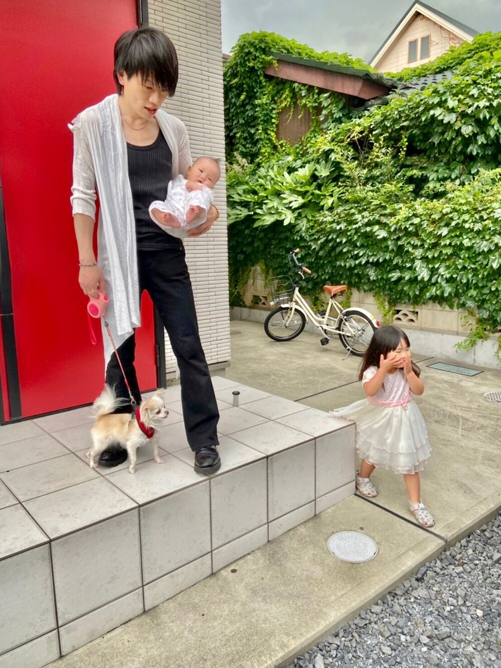 ブラック系のシューズ、ブラック系のデニムパンツ、ブラック系のタンクトップを着用したメンズの夏コーディネートの2枚目の写真