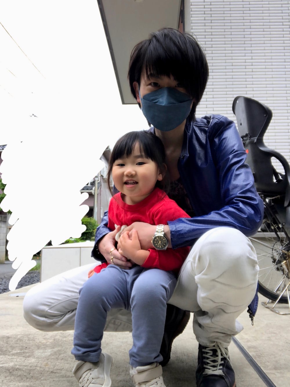 ブルー系のライダースジャケット、グレー系のタンクトップ、ホワイト系のパンツを着用したメンズの春コーディネートの2枚目の写真