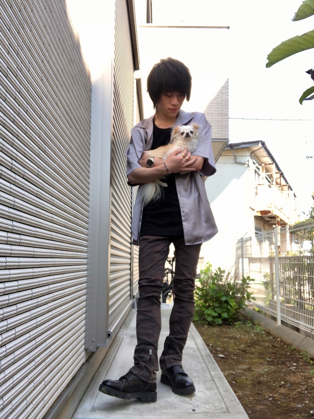 シルバー系のシャツ/ブラウス、ブラック系のタンクトップ、ブラック系のパンツを着用したメンズの春コーディネートの2枚目の写真