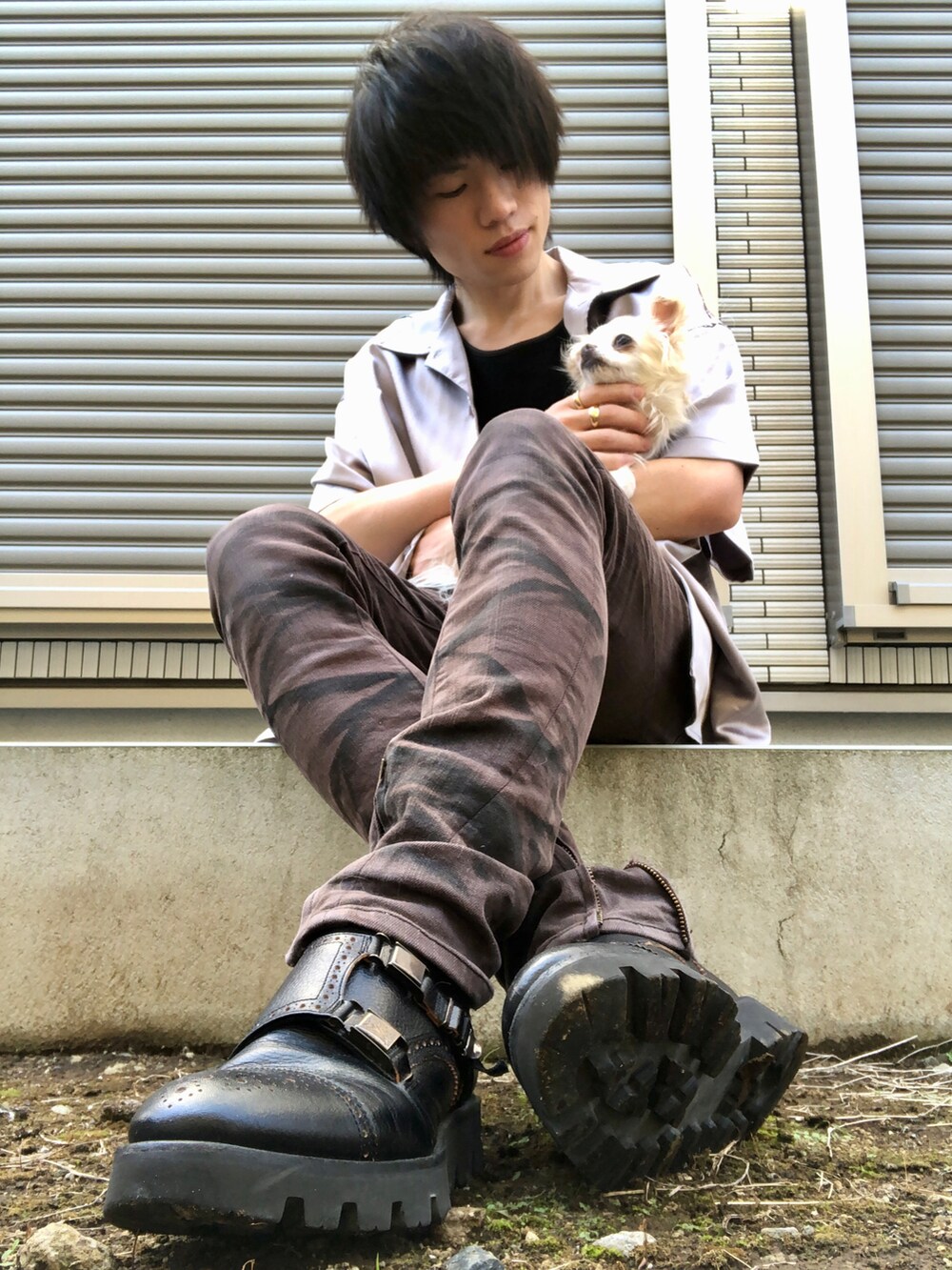 シルバー系のシャツ/ブラウス、ブラック系のタンクトップ、ブラック系のパンツを着用したメンズの春コーディネートの3枚目の写真