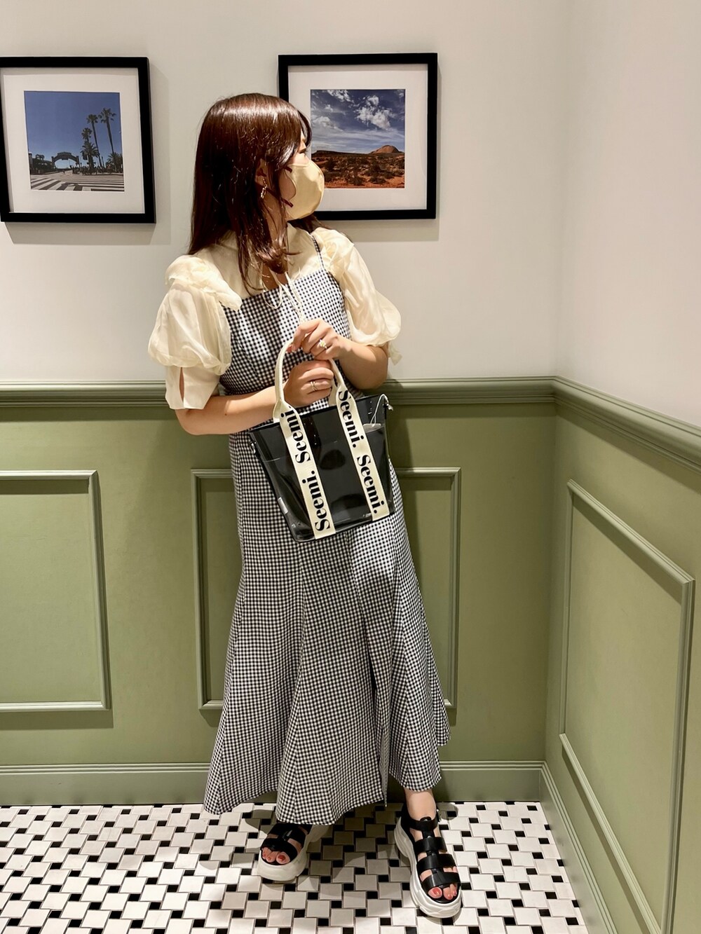 その他のワンピース、ホワイト系のシャツ/ブラウスを着用したレディースの夏コーディネートの2枚目の写真