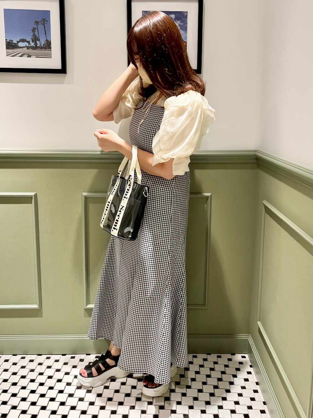 その他のワンピース、ホワイト系のシャツ/ブラウスを着用したレディースの夏コーディネートの3枚目の写真