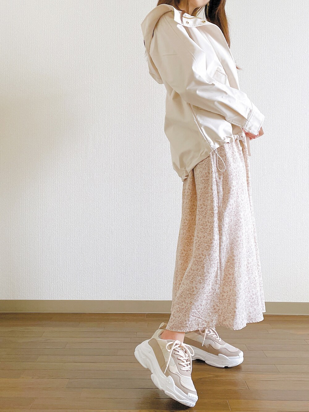 その他のワンピース、ブラウン系のブーツ、ホワイト系のブルゾンを着用したレディースの春コーディネートの3枚目の写真