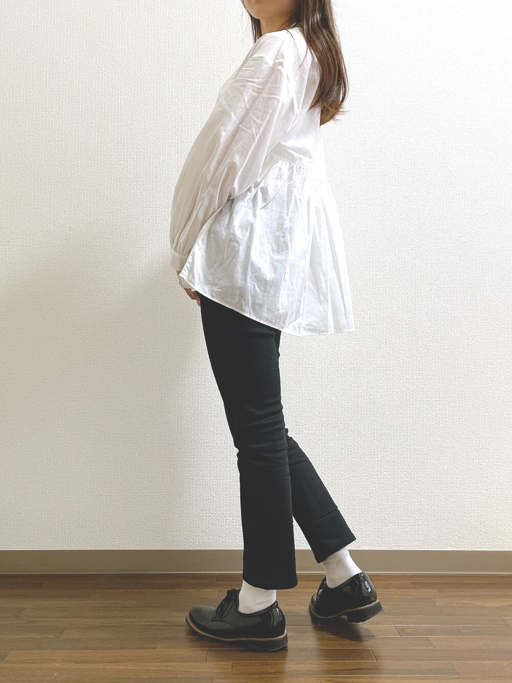 ブラック系のパンツ、ホワイト系のシャツ/ブラウス、ブラック系のシューズを着用したレディースの春コーディネートの2枚目の写真